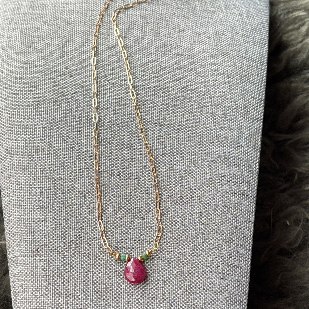 Elegant Gold and Ruby/ Emerald Teardrop Necklace - Picture 4 of 4